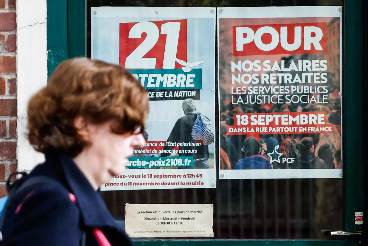Malakoff (France), 18/09/2025.- A poster (R) says 'For our salaries, our pensions, public services, social justice, September 18 in the streets everywhere in France' calls for nationwide strike, in Malakoff near Paris, France, 18 September 2025. French unions call for a national strike and mass protests against the planned cuts in the government's draft budget for 2026. (Protestas, Francia) EFE/EPA/MOHAMMED BADRA
