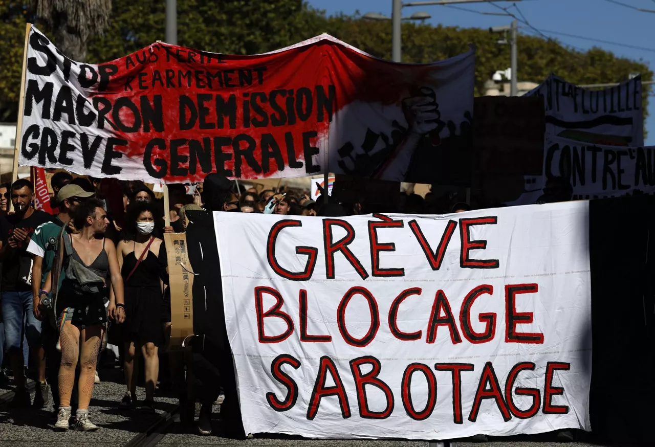 Montpellier (France), 18/09/2025.- People are demonstrating against austerity measures in the upcoming budget in Montpellier, France, 18 September 2025. French unions call for a nationwide strike and mass protests against the planned cuts in the government's draft budget for 2026. (Protestas, Francia) EFE/EPA/GUILLAUME HORCAJUELO
