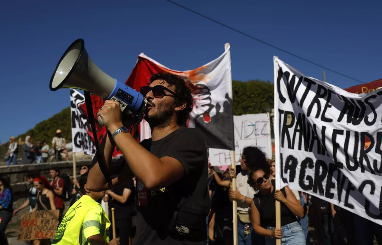 Montpellier (France), 18/09/2025.- People are demonstrating against austerity measures in the upcoming budget in Montpellier, France, 18 September 2025. French unions call for a nationwide strike and mass protests against the planned cuts in the government's draft budget for 2026. (Protestas, Francia) EFE/EPA/GUILLAUME HORCAJUELO
