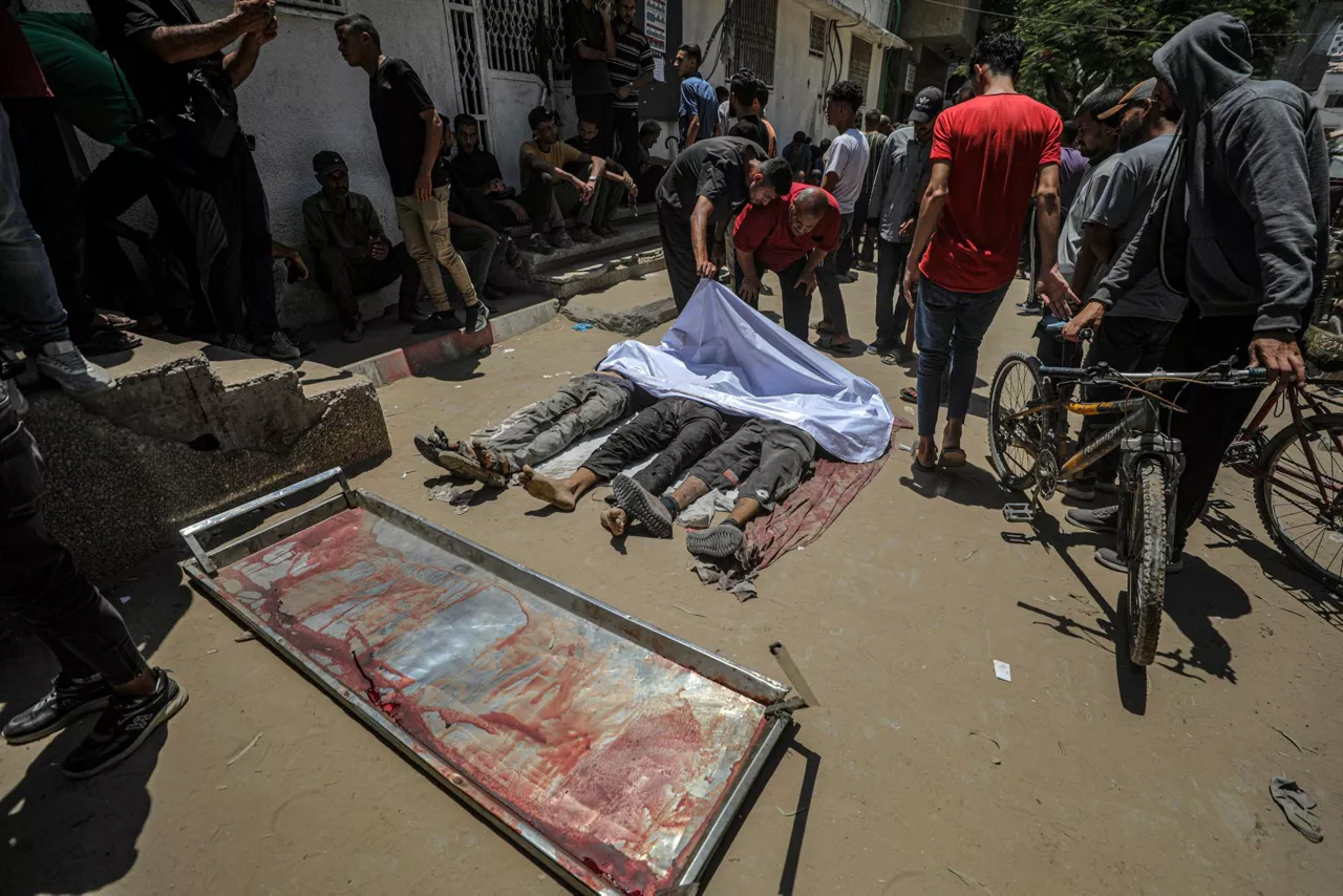 GAZA (---), 20/07/2025.- GRAPHIC CONTENT - Bodies of deceased Palestinian men lie in Al-Shifa Hospital after being shot dead at a food distribution point, in Gaza City, 20 July 2025. According to the Palestinian Ministry of Health in Gaza, at least 67 people were killed while trying to receive humanitarian aid in the Zikim area. EFE/EPA/MOHAMMED SABER -- ATTENTION EDITORS: GRAPHIC CONTENT --
