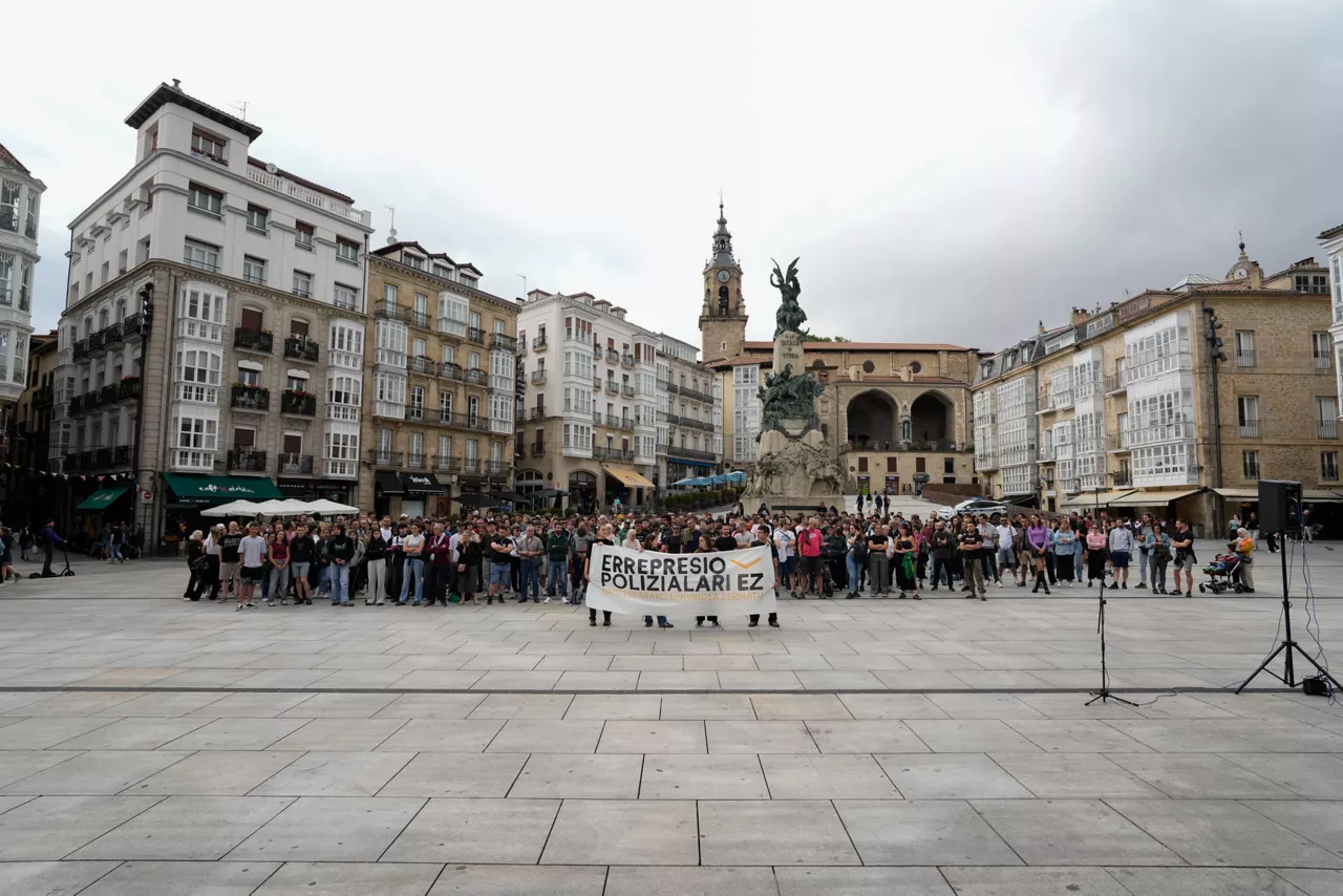VITORIA, 24/07/2025.- Gazte Koordinadora Sozialista (GKS) y el Sindicato de Vivienda han vuelto a concentrarse este jueves, en Vitoria para denunciar la "represión policial" sufrida ayer, esta vez sin ningún incidente. La anterior protesta de estos dos grupos ocurrida en el mismo lugar, la céntrica plaza de la Virgen Blanca, se saldó ayer con 4 detenidos y 7 policías heridos. EFE/ Adrian Ruiz Hierro
