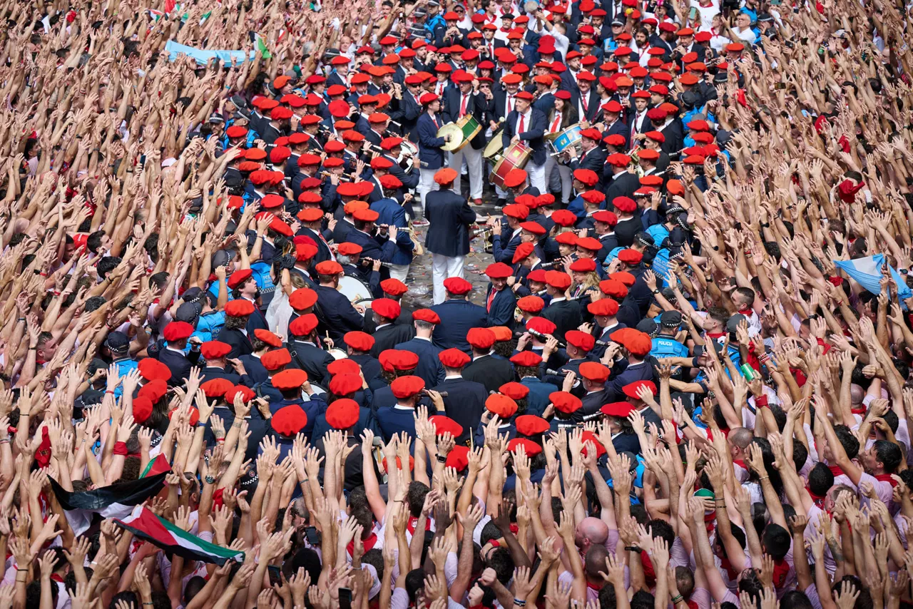 PAMPLONA, 06/07/2025.- La Banda Municipal La Pamplonesa y los txistularis municipales interpretan la "Biribilketa de Gainza" en la Plaza Consistorial del Pamplona después del tradicional Chupinazo desde el balcón del ayuntamiento de Pamplona y que da comienzo a los Sanfermines, este domingo. EFE/ Daniel Fernández
