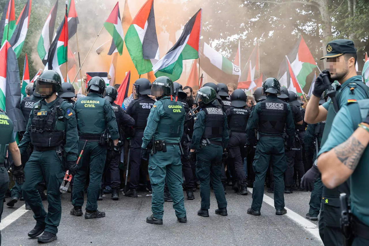 Agentes de la Guardia Civil y la Policía Nacional intervienen debido a la manifestación de numerosas personas que se concentran en el Alto de San Cosme para protestar por la presencia del equipo Israel-Premier Tech en la Vuelta a España. 