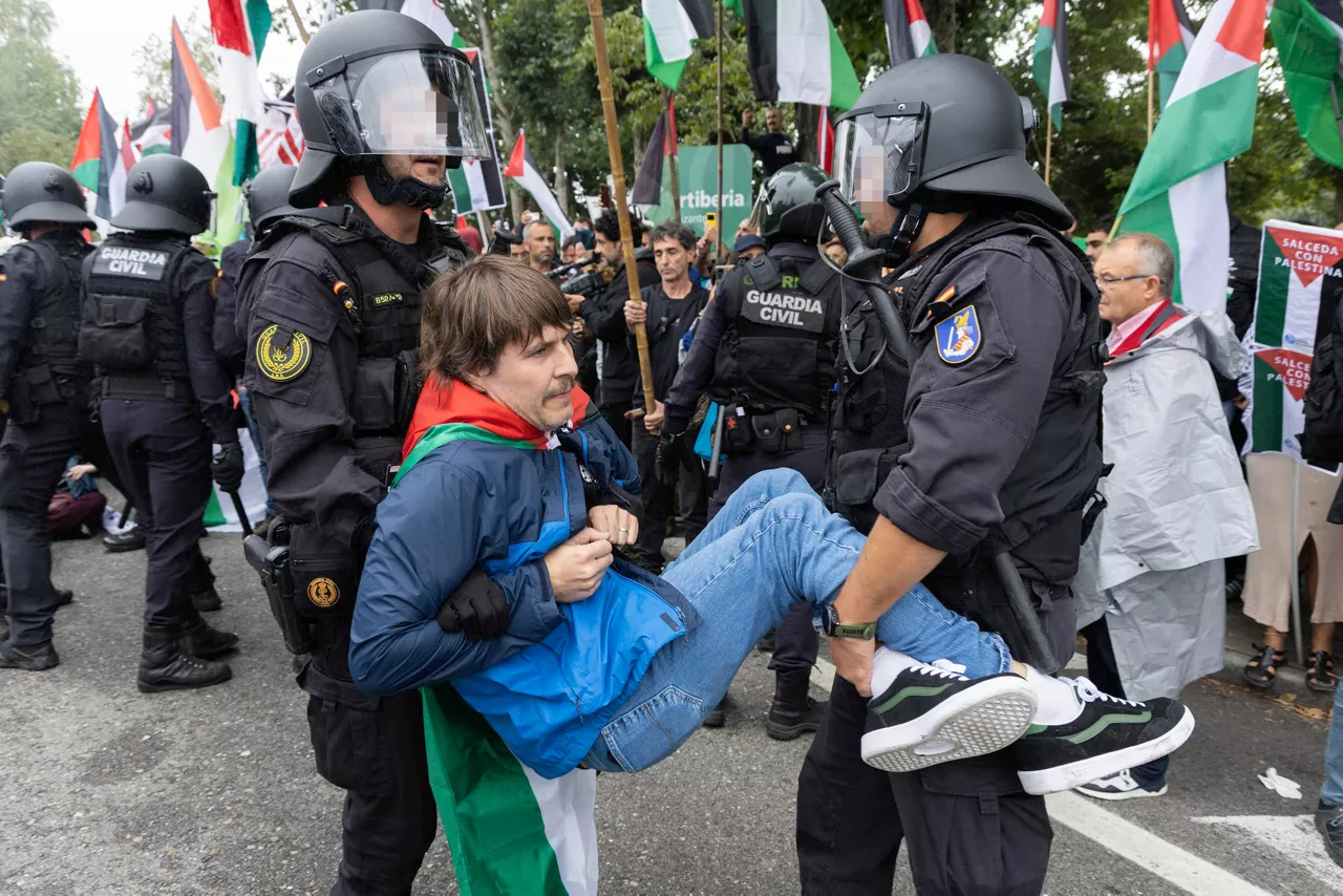 Agentes de la Guardia Civil y la Policía Nacional intervienen debido a la manifestación de numerosas personas que se concentran en el Alto de San Cosme para protestar por la presencia del equipo Israel-Premier Tech en la Vuelta a España.