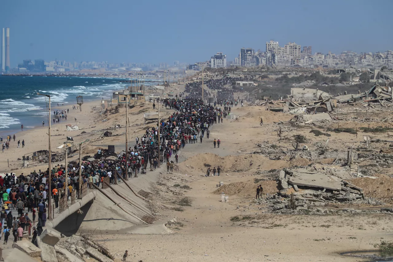 Milaka gazatar euren babeslekuetatik Gaza hiriaren hegoaldera itzultzen ari dira. Argazkia: Europa Press.