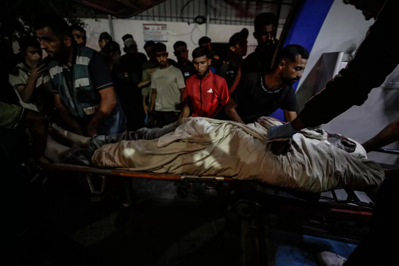 GAZA CITY (---), 19/10/2025.- The body of a man is delivered to Al Shifa hospital following an Israeli air strike at Al Andalousia Building in the west of Gaza City, 19 October 2025. According to the Palestinian Ministry of Health in Gaza, at least one Palestinian was killed and several others wounded in the attack. EFE/EPA/MOHAMMED SABER

