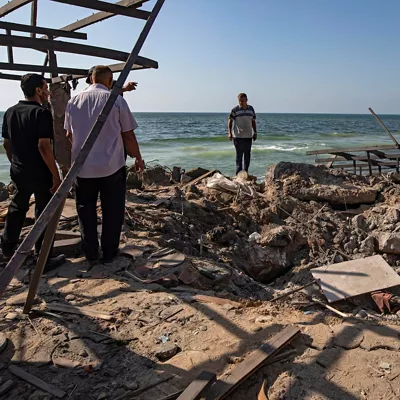 GAZA (---), 30/06/2025.- Palestinians inspect the site of an Israeli airstrike that targeted Al-Baqa Cafe, located on the seafront of Gaza City in the western part of the city, 30 June 2025. According to the Gaza Ministry of Health, the strike resulted in the death of 24 Palestinians. EFE/EPA/HAITHAM IMAD
