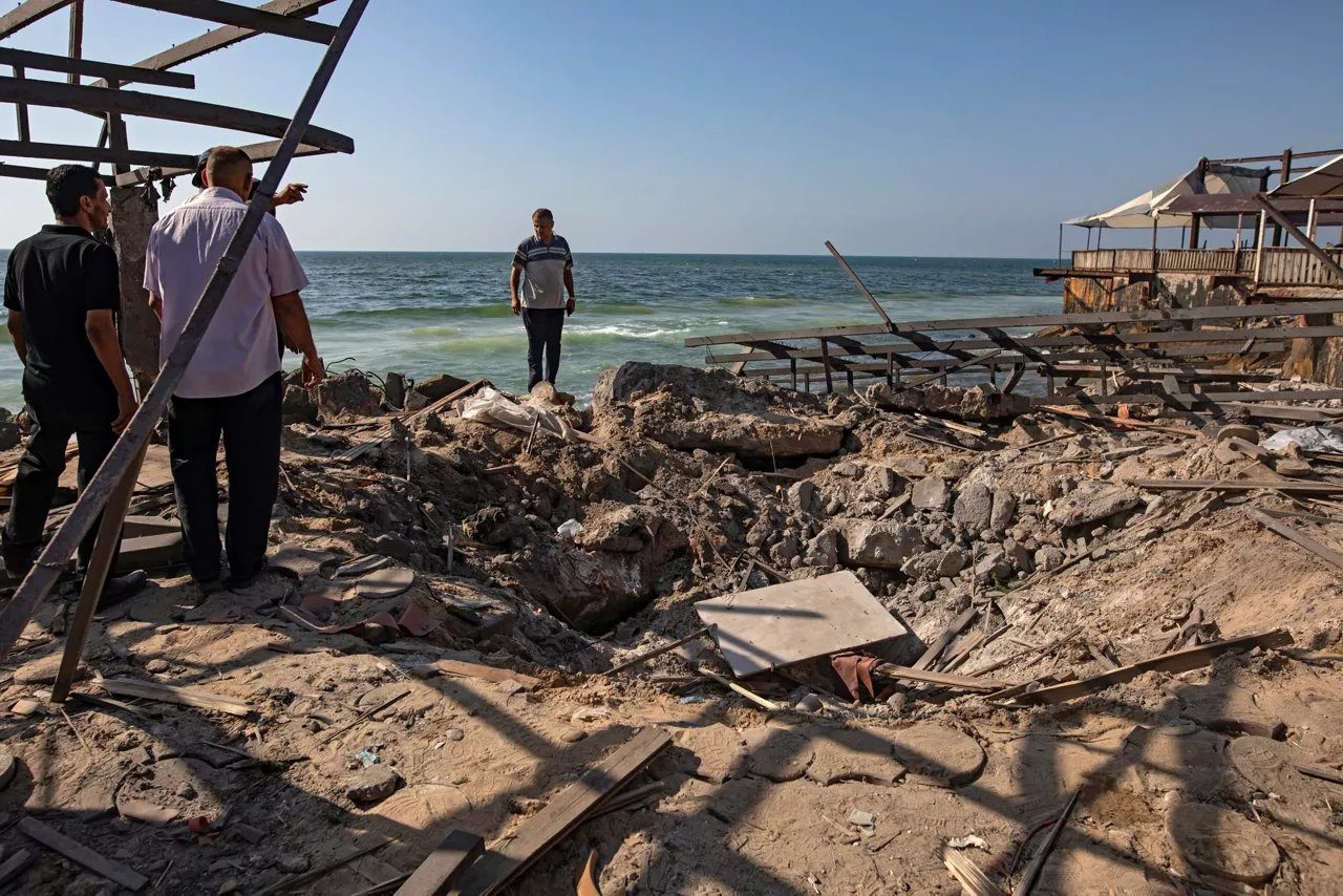 GAZA (---), 30/06/2025.- Palestinians inspect the site of an Israeli airstrike that targeted Al-Baqa Cafe, located on the seafront of Gaza City in the western part of the city, 30 June 2025. According to the Gaza Ministry of Health, the strike resulted in the death of 24 Palestinians. EFE/EPA/HAITHAM IMAD
