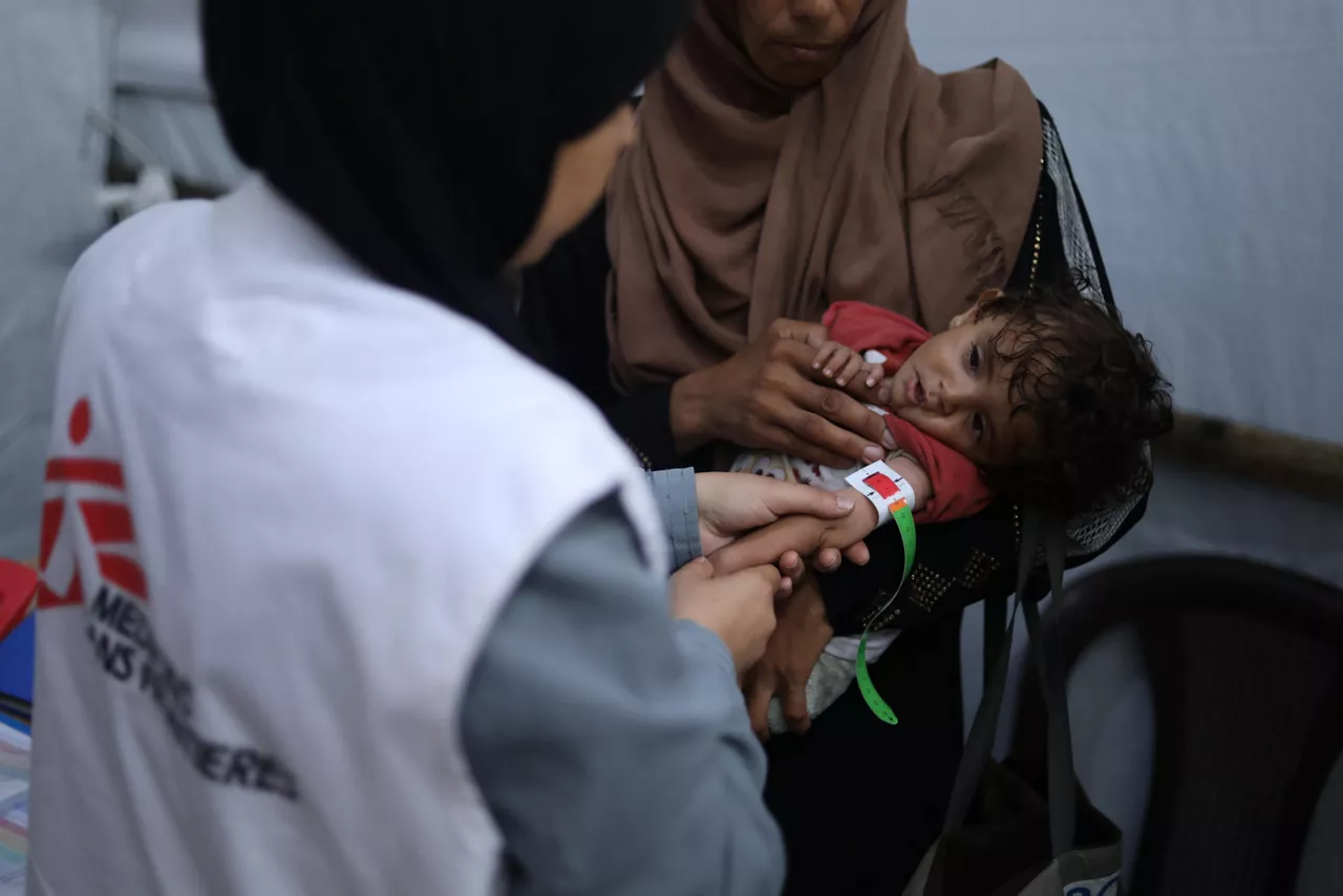 GAZA (PALESTINA), 11/08/2025.- Fotografía tomada el 11 de julio en la ciudad de Gaza de Nour Al-Shaer, de ocho meses de edad, con desnutrición grave, que es examinada por una enfermera de MSF. La ONU confirmó hoy por primera vez de forma oficial algo que venían semanas alertando: que los palestinos de la Franja de Gaza sufren hambruna y que un total de 1,6 millones de los casi 2 millones de gazatíes padecen hambre. EFE/MSF/Nour Alsaqqa -SOLO USO EDITORIAL/SOLO DISPONIBLE PARA ILUSTRAR LA NOTICIA QUE ACOMPAÑA (CRÉDITO OBLIGATORIO)-

