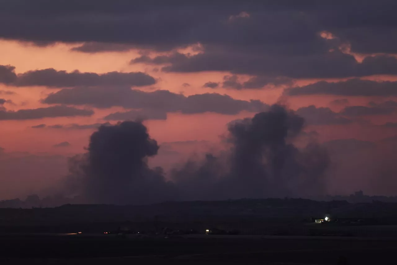 UNDISCLOSED (Israel), 15/09/2025.- Smoke rises as a result of an Israeli airstrike on the outskirts of Gaza City, as seen from an undisclosed location on the Israeli side of the border, 15 September 2025. More than 64,900 Palestinians have been killed in the Gaza Strip since October 2023, according to the Palestinian Ministry of Health. EFE/EPA/ATEF SAFADI

