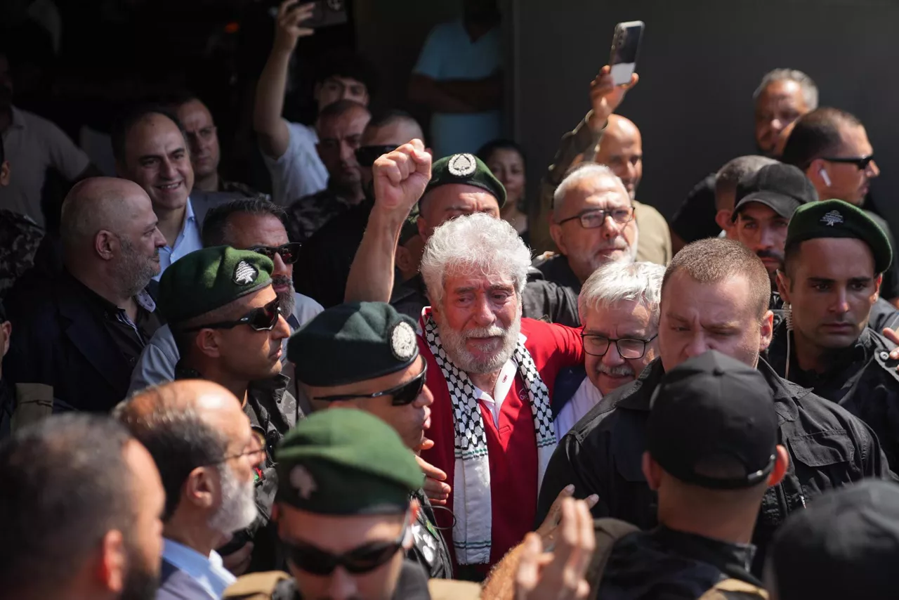 BEIRUT (Lebanon), 25/07/2025.- Lebanese militant Georges Abdallah (C) arrives in Beirut, Lebanon, 25 July 2025, a day after being released from prison in France. Abdallah served 41 years of a life sentence in a French prison after being convicted for complicity in the 1982 assassination of two diplomats in France. The Court of Appeal of Paris ordered his release on 17 July 2025 followed by an immediate expulsion to Lebanon. (Francia, Líbano) EFE/EPA/ABBAS SALMAN
