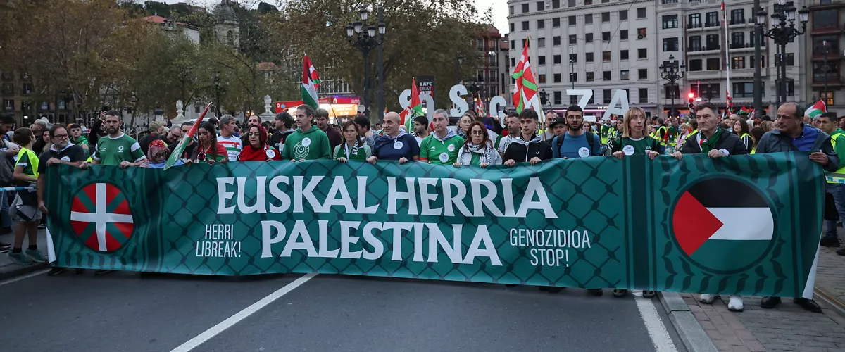 Vista de una de las manifestaciones y marchas convocadas por la iniciativa Gernika-Palestina, y por grupos de animación de equipos vascos y navarros, este sábado en el que las selecciones de fútbol de Euskadi y Palestina disputan un partido amistoso en el estadio de San Mamés.-EFE/ Luis Tejido
