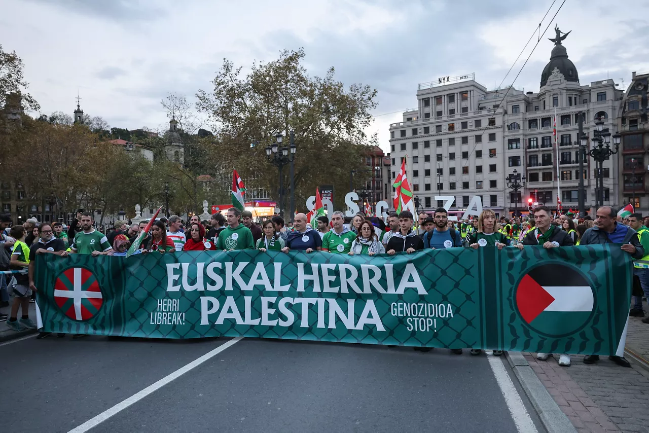 Vista de una de las manifestaciones y marchas convocadas por la iniciativa Gernika-Palestina, y por grupos de animación de equipos vascos y navarros, este sábado en el que las selecciones de fútbol de Euskadi y Palestina disputan un partido amistoso en el estadio de San Mamés.-EFE/ Luis Tejido

