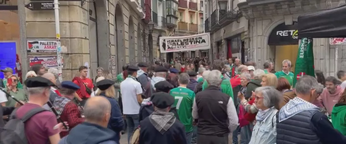 Euskal selekzioak Palestinaren aurka jokatuko du gaur, Bilbon. Bilboko Zazpi kaleetan, giroa nabaria da jada, aldarriak eta elkartasuna protagonista.