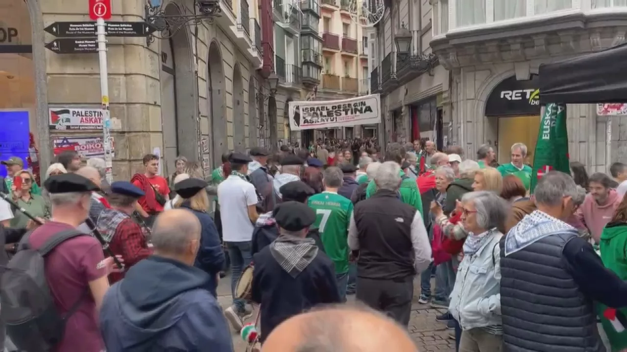 Euskal selekzioak Palestinaren aurka jokatuko du gaur, Bilbon. Bilboko Zazpi kaleetan, giroa nabaria da jada, aldarriak eta elkartasuna protagonista.