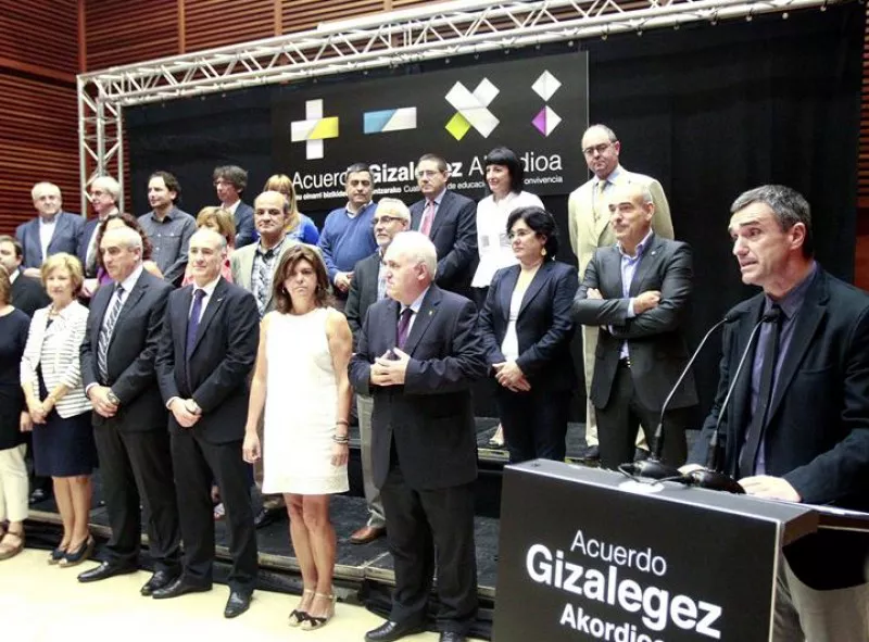 Jonan Fernández, con los agentes educativos. EFE.