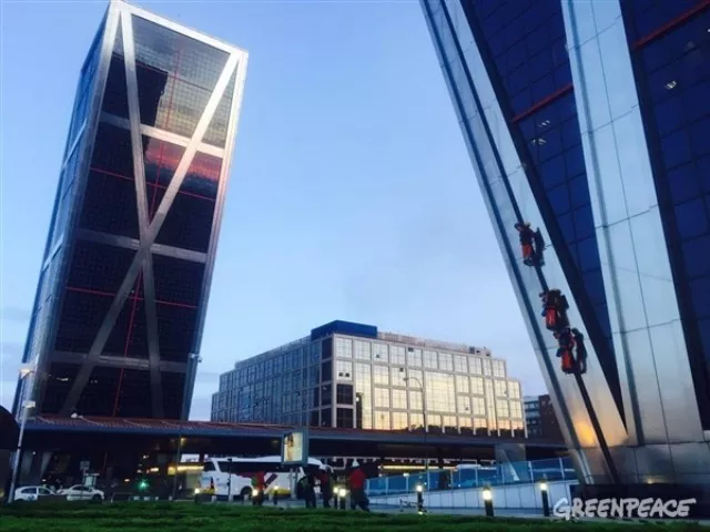 Greenpeaceko ekintzaileak Kio dorretariko baten hegoaldeko fatxada eskalatzen. Argazkia: Greenpeace