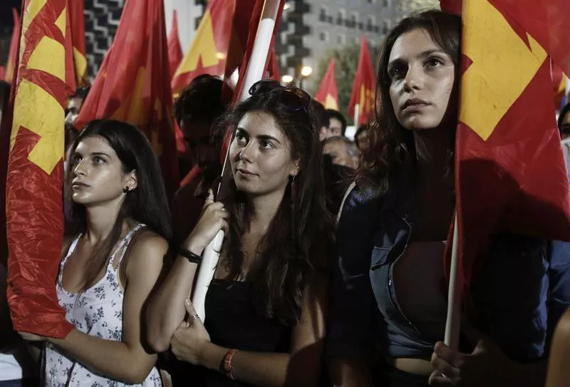 Seguidoras del Partido Comunista de Grecia (KKE) en la plaza de Syntagma en Atenas. Foto: EFE
