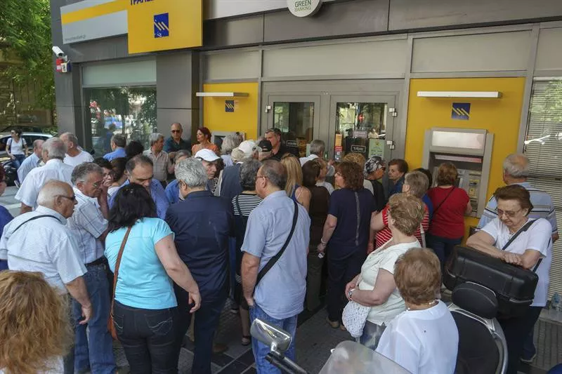 Pentsiodunak ilaran Salonicako banku baten aurrean. Argazkia: EFE