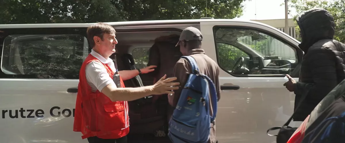 Gurutze Gorriak Oñatira eraman ditu gaua Donostian igarotzen zuten Maliko migratzaileak, aldi baterako ostatu batera
Amara auzoan kalean zeuden 50 afrikarrei Arantzazuko aterpean eman diete ostatu, asilo eskaria bideratu bitartean
Ostiral honetan abiatu da lekualdaketa Amara Berri ikastetxe publikotik, Donostiako Kofradien plazatik gertu.