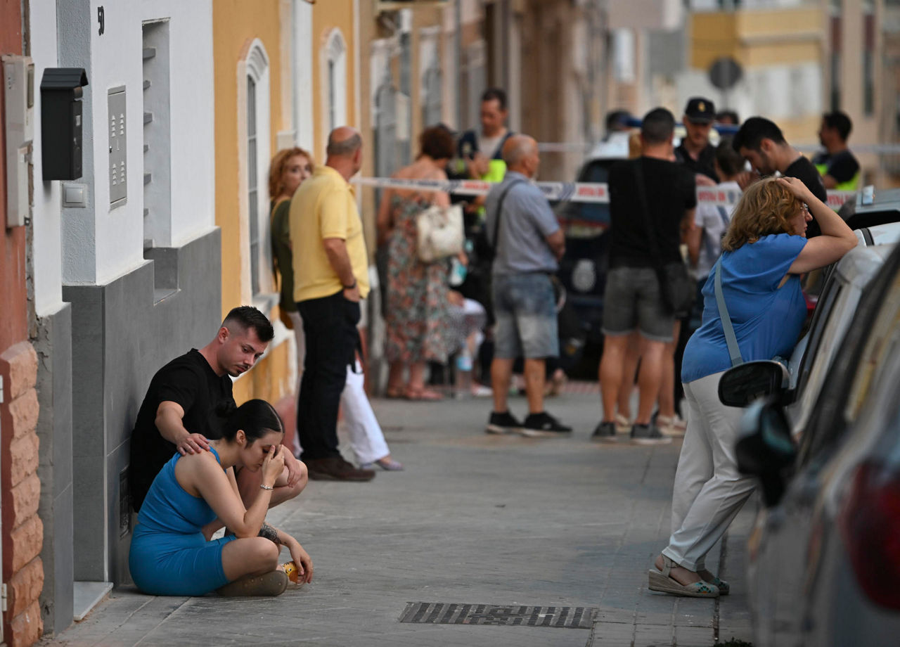 ALMERÍA, 27/06/2025.- Una mujer de unos 60 años ha sido hallada la tarde de este viernes muerta en el interior de una vivienda situada en la travesía de San Luis, en la capital almeriense, en lo que la Policía Nacional ha confirmado a EFE como un homicidio. Varios familiares de la mujer esperan frente al domicilio el levantamiento del cadáver. EFE/ Carlos Barba
