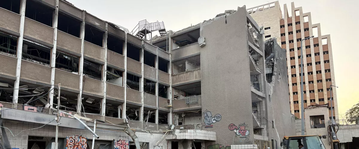 GRAF1580. HAIFA (ISRAEL), 20/06/2025.- Detalle de los destrozos causados por un ataque iraní en Haifa (Israel), este viernes. El jefe del Estado Mayor del Ejército israelí, Eyal Zamir, dijo hoy que el país debe "estar preparado para una campaña prolongada" contra Irán, cuando se cumple una semana del inicio de las hostilidades entre ambas potencias. EFE/ María Traspaderne
