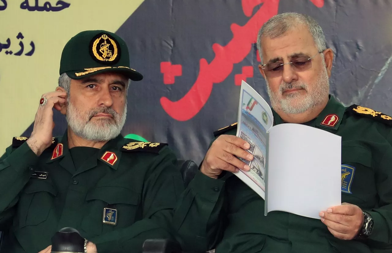 Amir Ali Hajizadeh gaur hildako jenerala, Mohammad Pakpur aldamenean duela. Argazkia: EFE