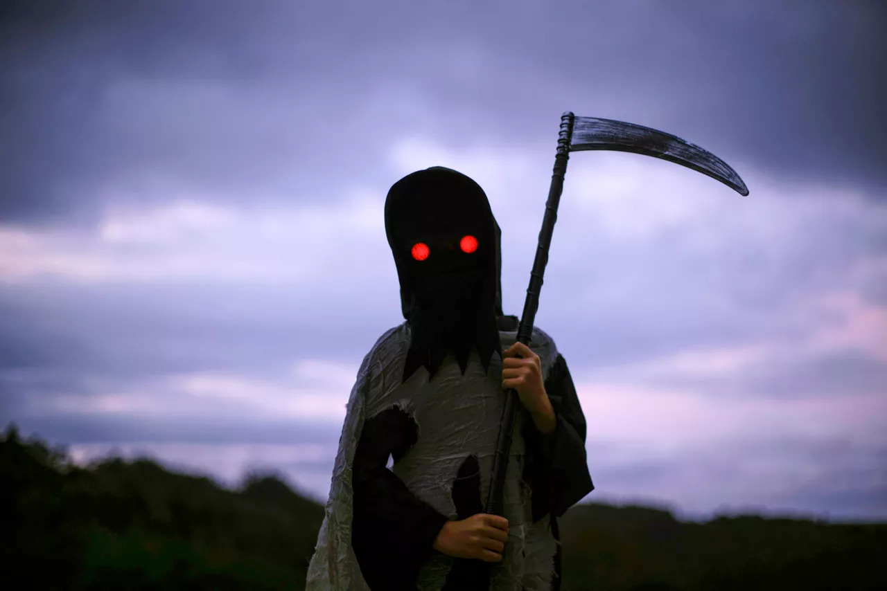 FOTODELDIA PONTEDEUME (A CORUÑA), 31/10/25.- Un niño se preparaba este viernes en su casa del concello coruñés de Pontedeume para la fiesta de Samaín. A pocas horas de la conmemoración del "Samhain", la festividad gallega que marca el fin del verano celta, el debate sobre su confrontación con el popular Halloween sigue presente en muchas localidades de la Comunidad. EFE/Cabalar
