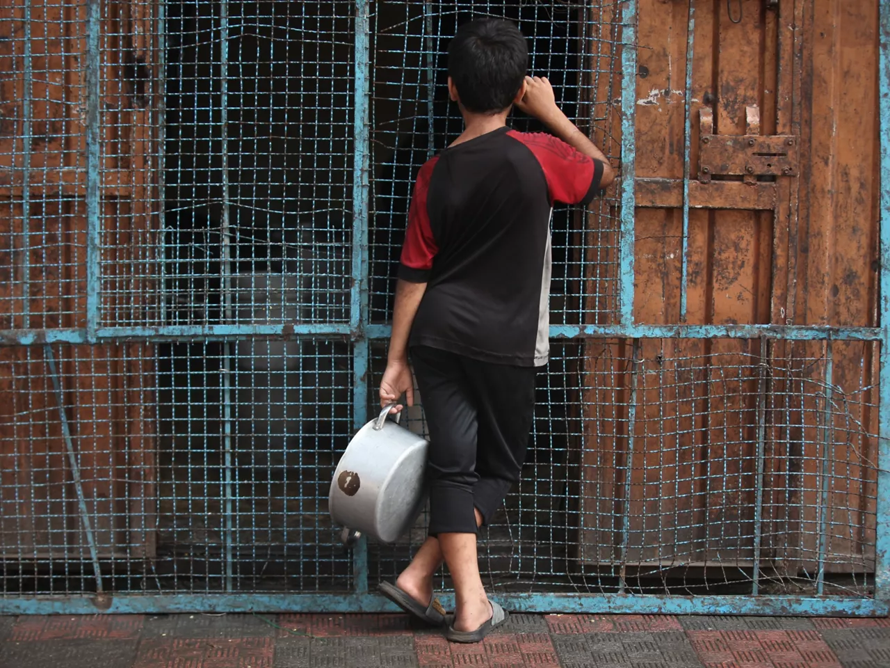 (Foto de ARCHIVO)

August 12, 2025, Bureij, Gaza Strip, Palestinian Territory: Palestinians wait to receive food from a charity kitchen, amid a hunger crisis, in Bureij, central Gaza Strip, August 12, 2025,Image: 1028982661, License: Rights-managed, Restrictions: , Model Release: no, Credit line: Moiz Salhi / Zuma Press / ContactoPhoto
Editorial licence valid only for Spain and 3 MONTHS from the date of the image, then delete it from your archive. For non-editorial and non-licensed use, please contact EUROPA PRESS.



12/8/2025 ONLY FOR USE IN SPAIN
