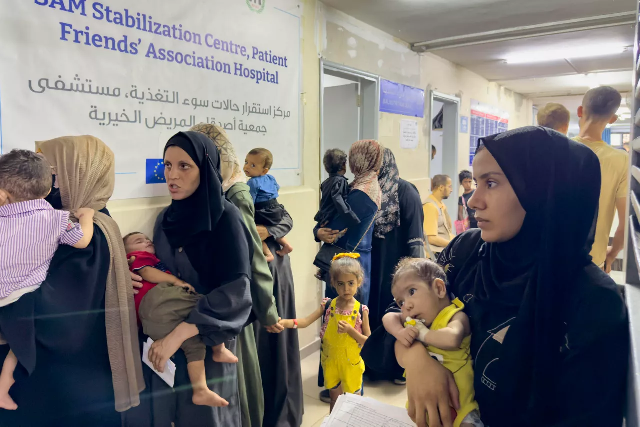 CIUDAD DE GAZA, 23/07/2025.- El Hospital de la Sociedad Benéfica de Amigos del Paciente de Ciudad de Gaza está atestado de madres ojerosas y niños cabezudos con cuerpos demasiado pequeños; ojos hundidos, tripas hinchadas y brazos diminutos. Es el único centro pediátrico que trata la desnutrición en el norte de la Franja, donde la hambruna se cobra cada día más vidas, la mayoría de niños. EFE/Ahmad Awad
