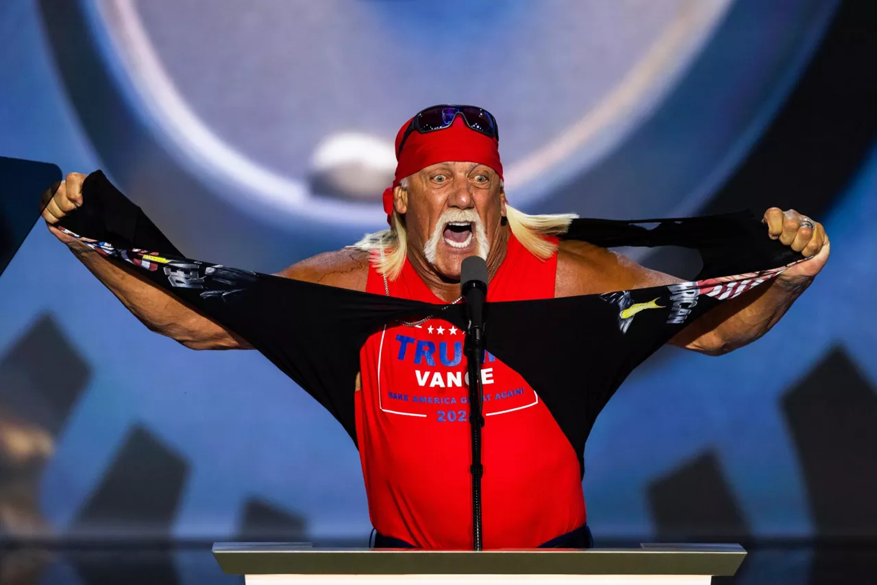MILWAUKEE (United States), 24/07/2025.- (FILE) - Retired wrestler Hulk Hogan delivers remarks during the last day of the Republican National Convention (RNC) at the Fiserv Forum in Milwaukee, Wisconsin, USA, 18 July 2024 (reissued 24 July 2025). Former professional wrestler Terry Gene Bollea, known with his stage name of Hulk Hogan, passed away, the WWE confirmed on 24 July 2025. He was 71. EFE/EPA/JIM LO SCALZO
