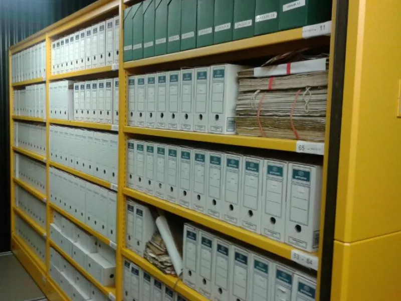 Dozenaka artxibo apalategi batean