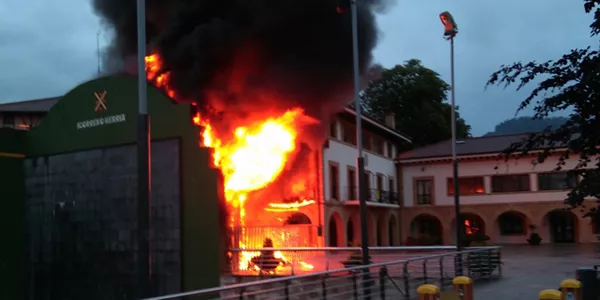 Incendio en el rocódromo de Igorre.  Foto: Eitb.eus
