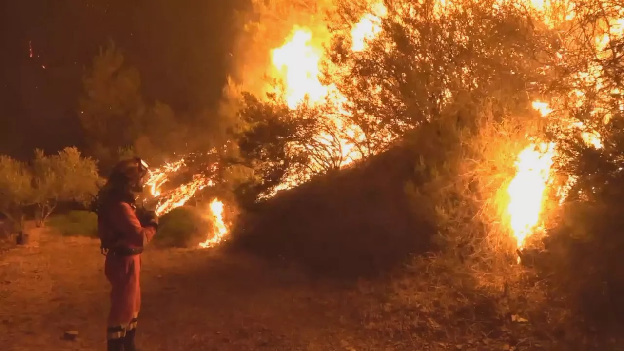 Imagen del incendio de Las Hurdes en Cáceres. Un bombero trabaja frente a las llamas.