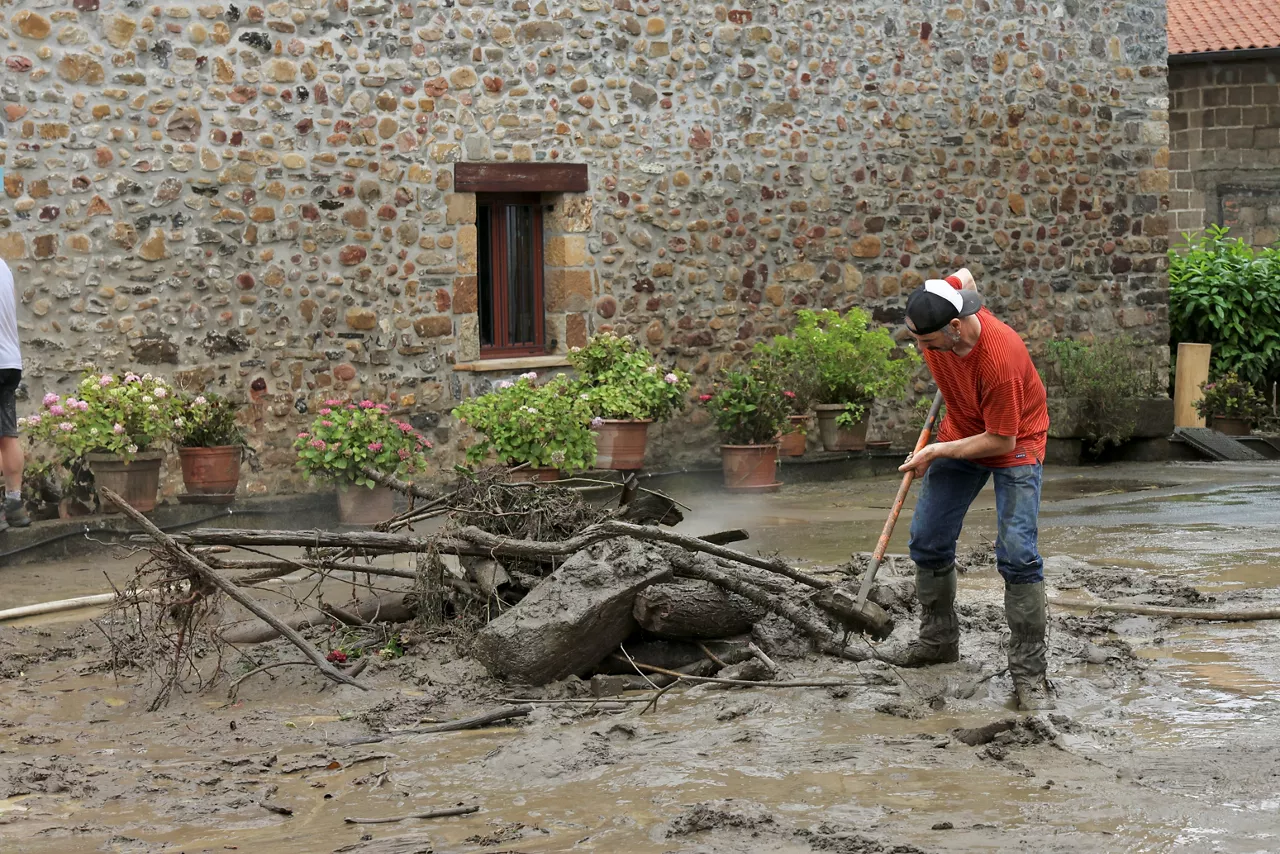 LAZKAO (GUIPÚZCOA), 14/06/2025.- Vista este sábado, de los daños provocados por las intensas lluvias de esta madrugada en el pueblo guipuzcoano de Lazkao, uno de los más perjudicados. EFE/ Javi Colmenero
