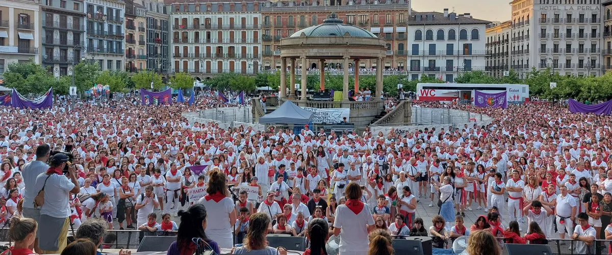PAMPLONA, 13/07/2025.- Cientos de personas han detenido este domingo durante unos minutos la celebración de los Sanfermines para denunciar las agresiones sexistas registradas durante estos días, una de ellas "de alta intensidad", y para reclamar unas fiestas "libres de agresiones machistas". EFE/ Villar López
