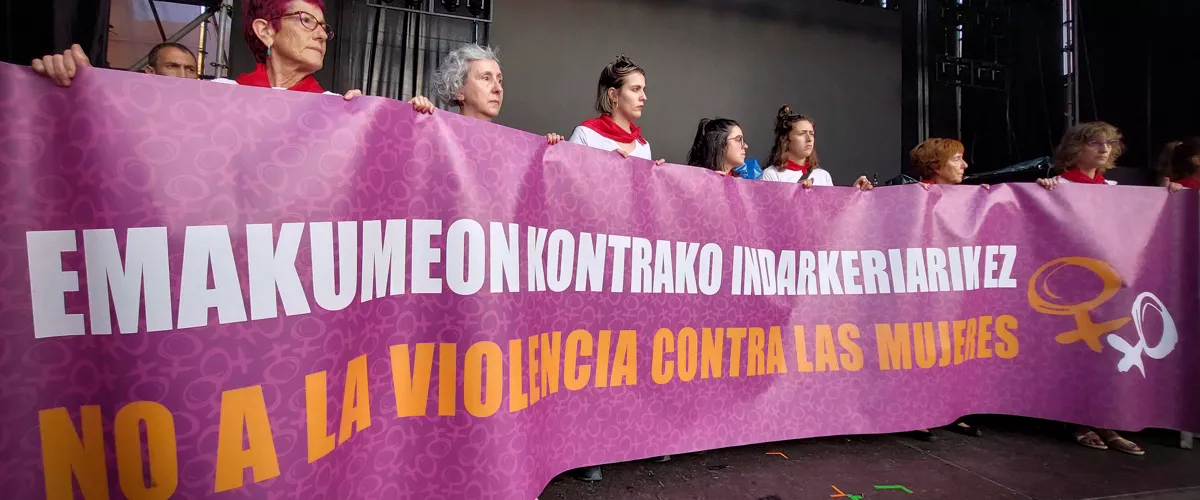 PAMPLONA, 13/07/2025.- Cientos de personas han detenido este domingo durante unos minutos la celebración de los Sanfermines para denunciar las agresiones sexistas registradas durante estos días, una de ellas "de alta intensidad", y para reclamar unas fiestas "libres de agresiones machistas". EFE/ Villar López
