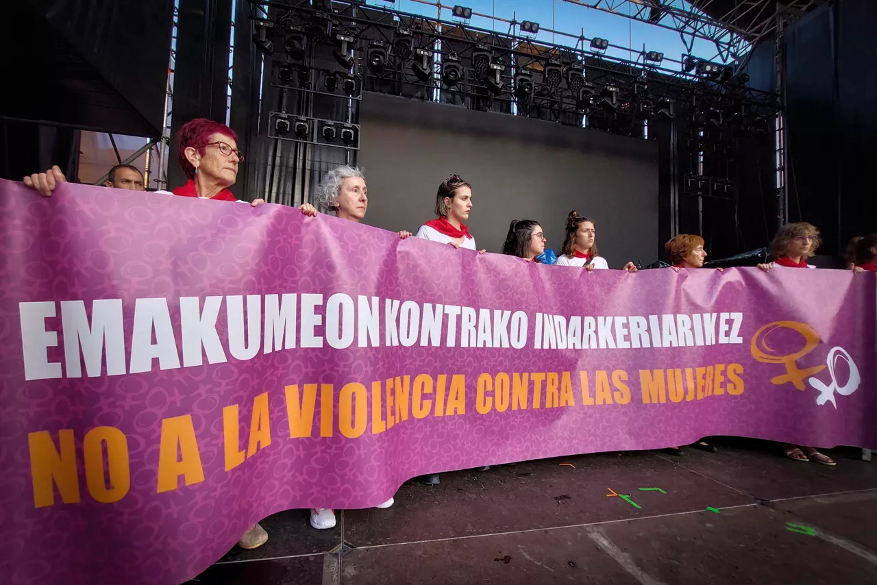 PAMPLONA, 13/07/2025.- Cientos de personas han detenido este domingo durante unos minutos la celebración de los Sanfermines para denunciar las agresiones sexistas registradas durante estos días, una de ellas "de alta intensidad", y para reclamar unas fiestas "libres de agresiones machistas". EFE/ Villar López

