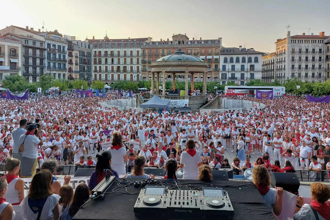PAMPLONA, 13/07/2025.- Cientos de personas han detenido este domingo durante unos minutos la celebración de los Sanfermines para denunciar las agresiones sexistas registradas durante estos días, una de ellas "de alta intensidad", y para reclamar unas fiestas "libres de agresiones machistas". EFE/ Villar López
