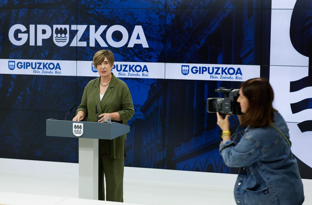 GRAFCAV9929. SAN SEBASTIÁN (ESPAÑA), 08/07/2025.- La portavoz de la Diputación de Gipuzkoa, Irune Berasaluze, informa este martes en San Sebastián sobre los asuntos tratados en el Consejo de Gobierno foral. EFE/Juan Herrero.
