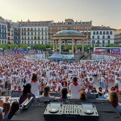 PAMPLONA, 13/07/2025.- Cientos de personas han detenido este domingo durante unos minutos la celebración de los Sanfermines para denunciar las agresiones sexistas registradas durante estos días, una de ellas "de alta intensidad", y para reclamar unas fiestas "libres de agresiones machistas". EFE/ Villar López
