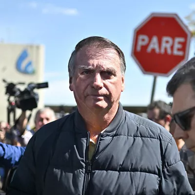 FOTODELDÍA . BRASILIA (BRASIL), 18/07/2025.- El expresidente de Brasil Jair Bolsonaro, sale de la sede de la Policía Federal este viernes, en Brasilia (Brasil). Bolsonaro, procesado por golpismo y objeto de diversas medidas cautelares, llegó a la sede de la Policía Federal en Brasilia, trasladado por agentes para que le sea colocada una tobillera electrónica, como ha determinado la Justicia. EFE/André Borges
