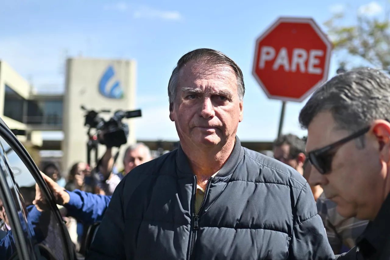 FOTODELDÍA . BRASILIA (BRASIL), 18/07/2025.- El expresidente de Brasil Jair Bolsonaro, sale de la sede de la Policía Federal este viernes, en Brasilia (Brasil). Bolsonaro, procesado por golpismo y objeto de diversas medidas cautelares, llegó a la sede de la Policía Federal en Brasilia, trasladado por agentes para que le sea colocada una tobillera electrónica, como ha determinado la Justicia. EFE/André Borges
