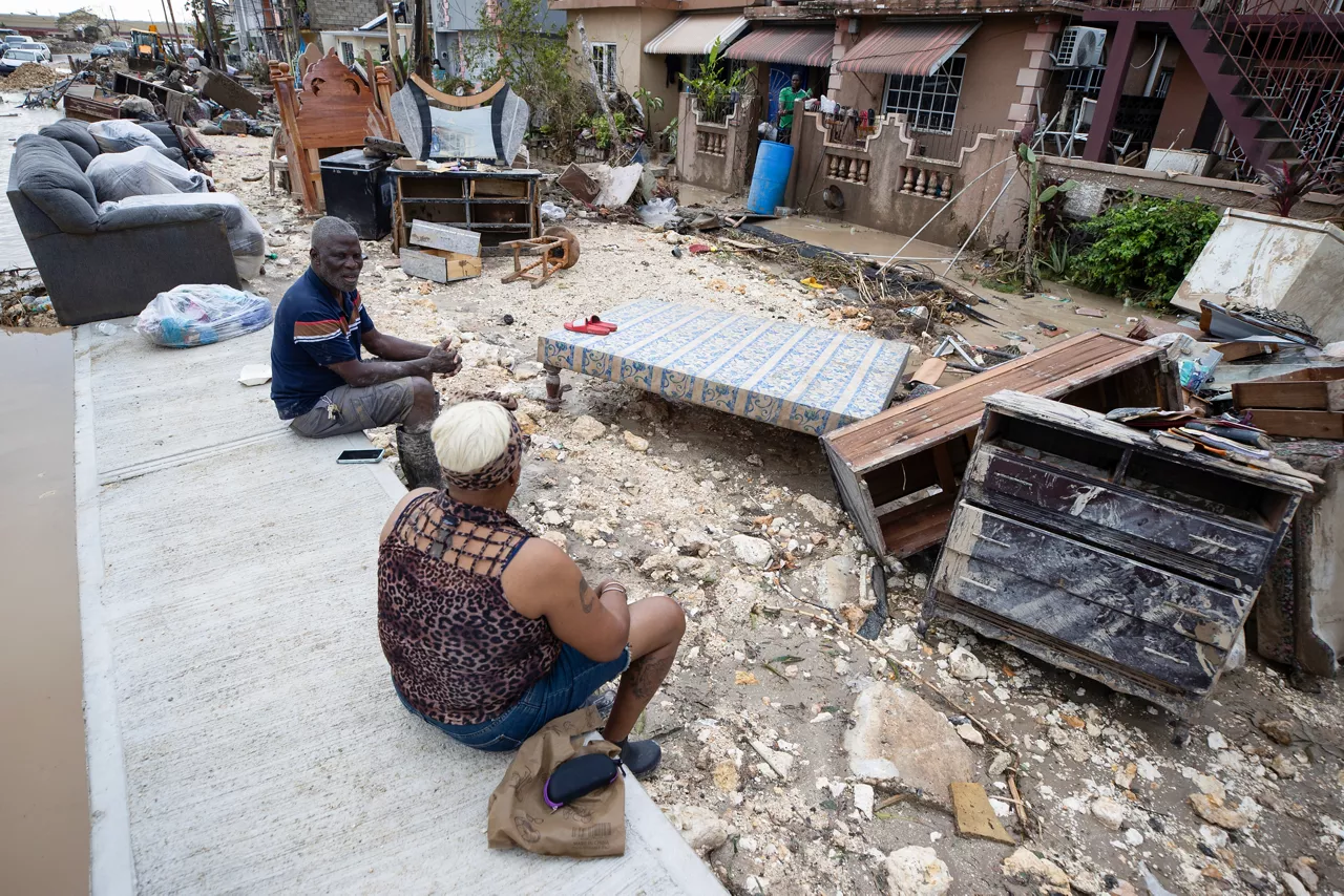 ersonas observan una calle afectada por el huracán Melissa, este sábado en Montego Bay (Jamaica). El Ministro de Salud de Jamaica, Christopher Tufton, anunció que van a establecer varios hospitales de campaña en las zonas más afectadas por el huracán Melissa, el primero de ellos en Black River. 