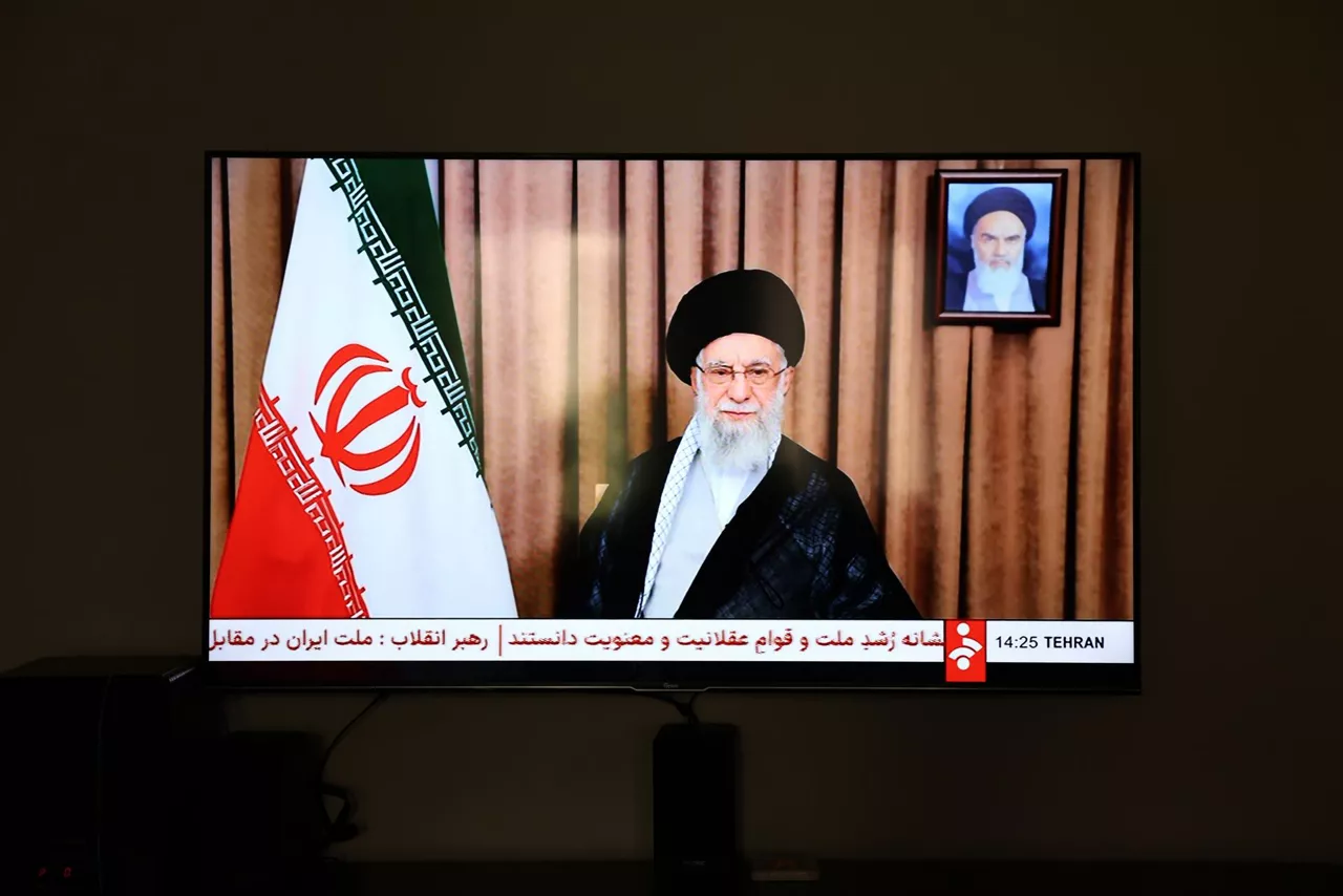 FOTODELDÍA TEHERÁN, 18/06/2025.- El líder supremo iraní, Ali Jamenei, se dirige a la población en un mensaje televisado, este miércoles en Teherán. Jamenei declaró que su país no acepta las exigencias estadounidenses de una rendición incondicional, mientras el conflicto con Israel entra en su sexto día. Israel ha estado organizando ataques armados al país persa desde el 13 de junio, lo que ha provocado la respuesta iraní con diversas olas de misiles y dronas hacia territorio israelí. EFE/ABEDIN TAHERKENAREH
