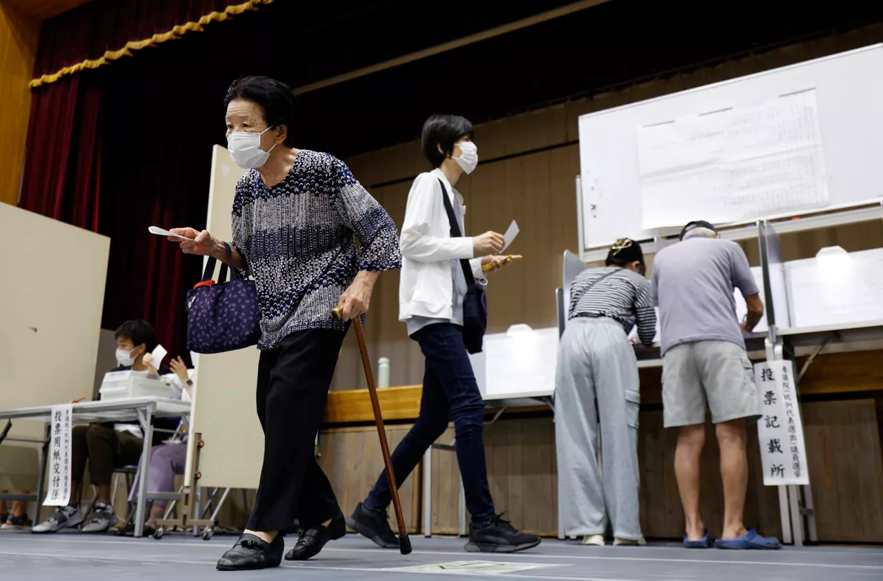 TOKYO (Japan), 20/07/2025.- People vote in the elections for the Upper House of the Parliament, at a school gymnasium in Tokyo, Japan, 20 July 2025. Half of the seats of the Upper House are up for re-election. (Elecciones, Japón, Tokio) EFE/EPA/FRANCK ROBICHON
