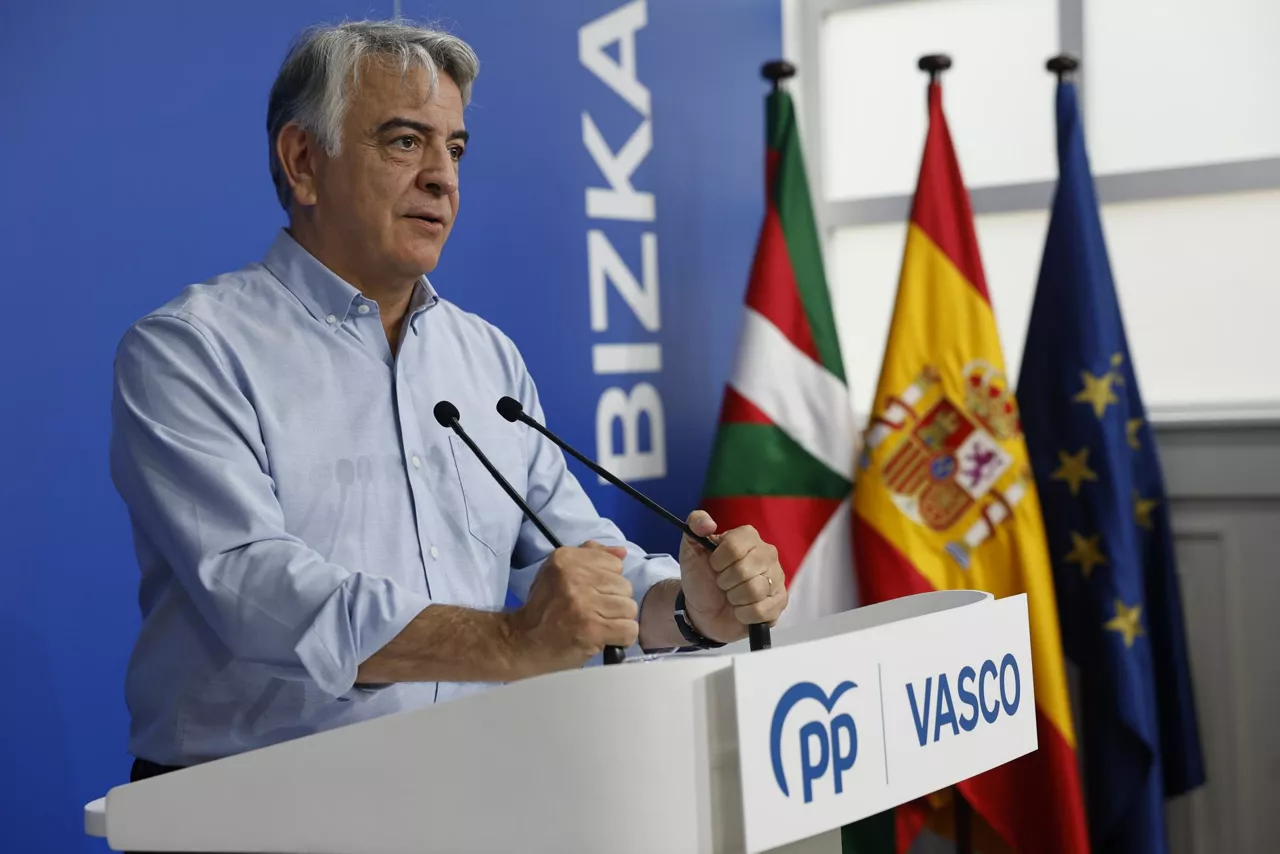 BILBAO, 24/07/2025.- El presidente del PP en el País Vasco, Javier de Andrés, ha ofrecido este jueves en Bilbao una conferencia de prensa para analizar la actualidad política vasca. EFE/ Miguel Toña
