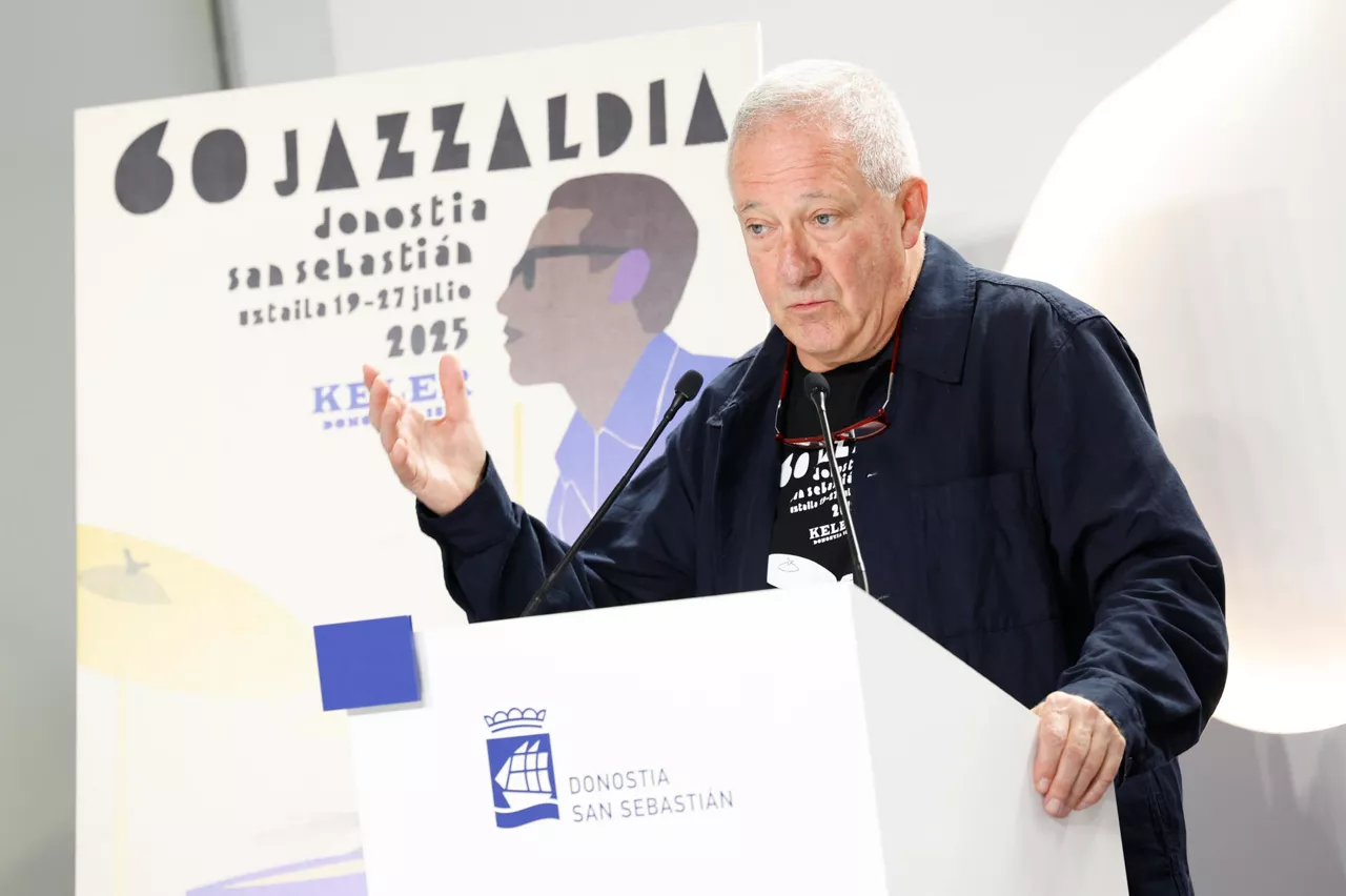 GRAFCAV1063. SAN SEBASTIÁN (ESPAÑA), 28/07/2025.- El director del Festival de Jazz de San Sebastián, Miguel Martín, hace balance este lunes de la 60 edición, clausurada este domingo, tras un certamen con más días de lo habitual, por la que han pasado destacados músicos del género y de otras músicas. EFE/Juan Herrero.
