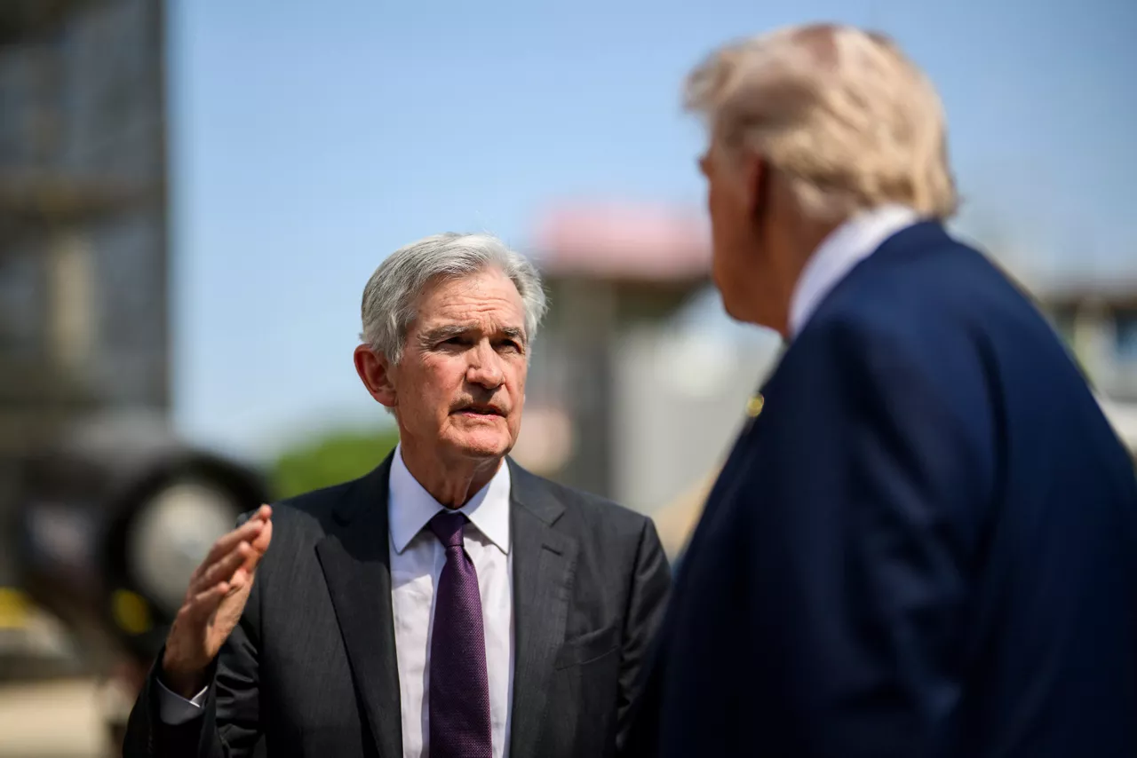 El presidente de la Reserva Federal de Estados Unidos, Jerome Powell, ha puesto sobre la mesa la posibilidad de acometer una bajada de los tipos de interés, que sería la primera del banco central desde el retorno de Donald Trump a la Casa Blanca, aunque ha insistido en los riesgos para la inflación relacionados con los aranceles implementados por la administración estadounidense.