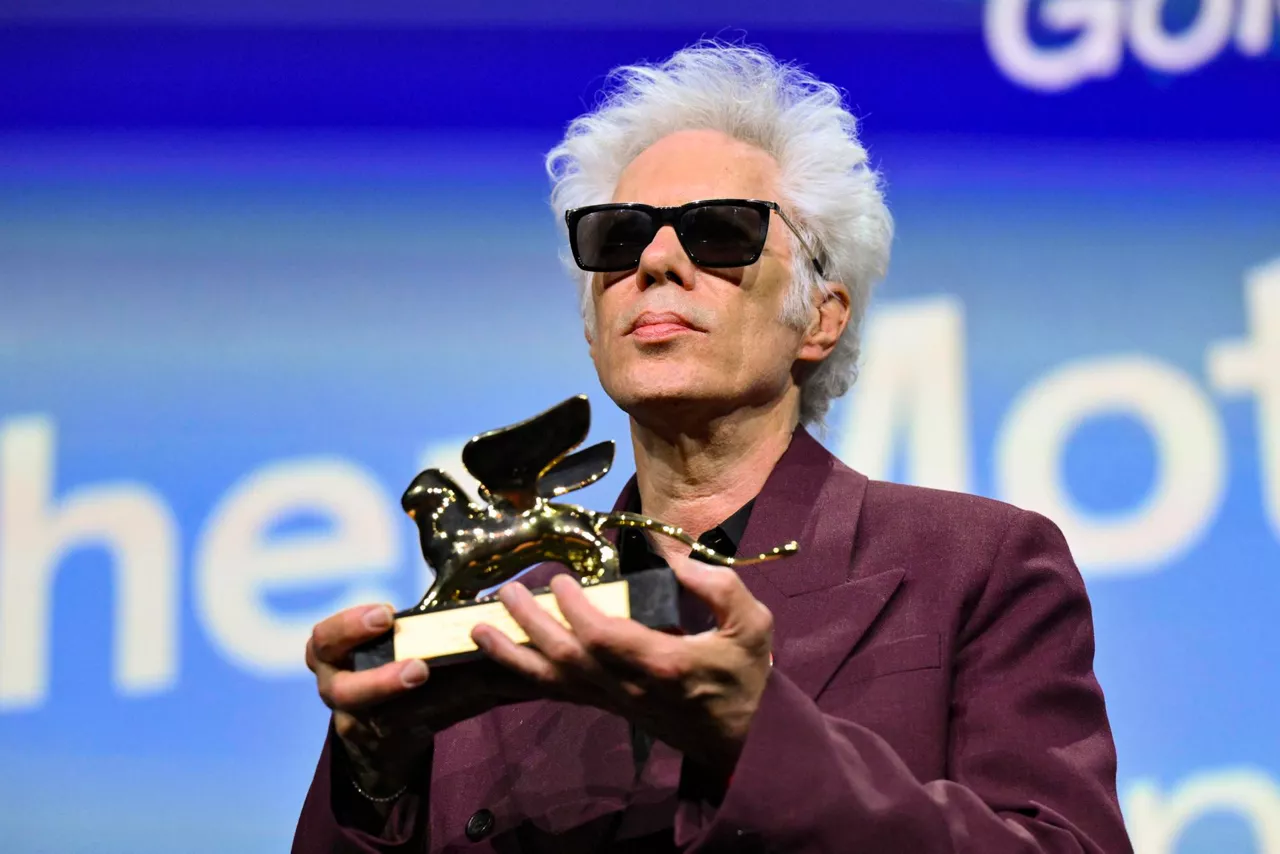 VENICE (Italy), 06/09/2025.- US director Jim Jarmusch poses after receiving the Golden Lion for Best Film award for 'Father Mother Sister Brother' during the closing and awards ceremony of the 82nd annual Venice International Film Festival, in Venice, Italy, 06 September 2025. (Cine, Cine, Italia, Venecia) EFE/EPA/ETTORE FERRARI
